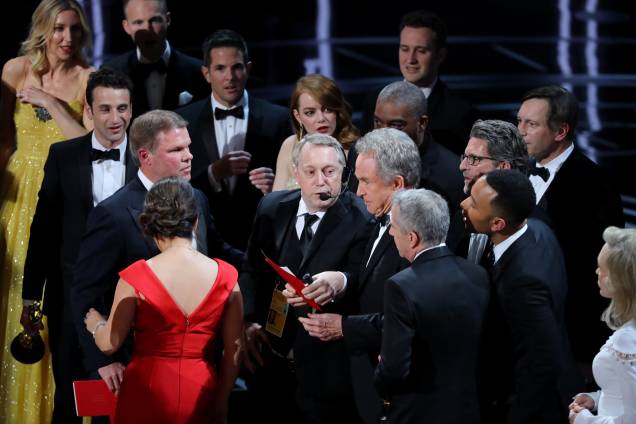 Warren Beatty segura o cartão para o Oscar de Melhor Filme atribuído a 'Moonlight' depois de anunciar por engano a vitória de 'La La Land' - 27/02/2017 Warren Beatty segura o cartão para o Oscar de Melhor Filme atribuído a 'Moonlight' depois de anunciar por engano a vitória de 'La La Land' - 27/02/2017