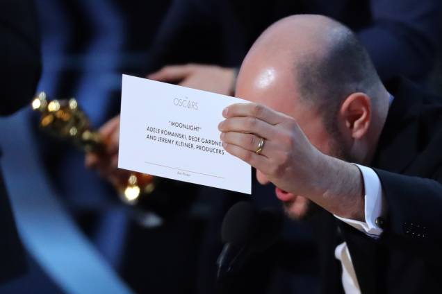 O produtor Jordon Horowitz segura um cartão com o nome do filme 'Moonlight' após confusão no anúncio do melhor filme do Oscar - 27/02/2017 O produtor Jordon Horowitz segura um cartão com o nome do filme 'Moonlight' após confusão no anúncio do melhor filme do Oscar - 27/02/2017