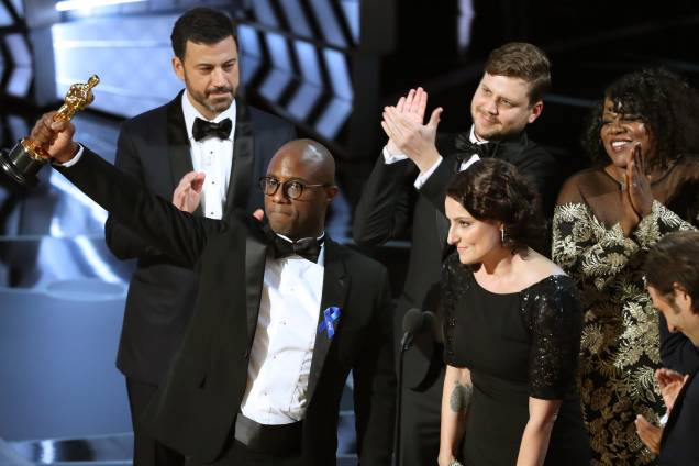 O roteirista e diretor Barry Jenkins de "Moonlight" recebe o Oscar de Melhor Filme - 27/02/2017 O roteirista e diretor Barry Jenkins de "Moonlight" recebe o Oscar de Melhor Filme - 27/02/2017