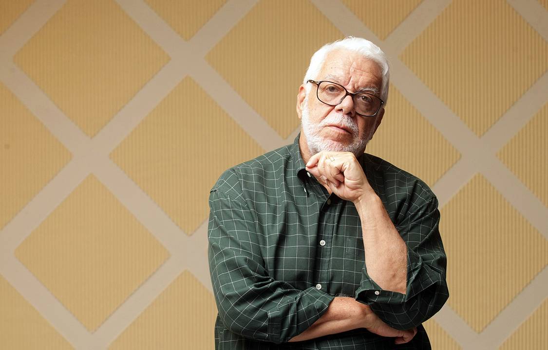 Escritor e novelista, Manoel Carlos, em sua casa no Leblon, Rio de Janeiro