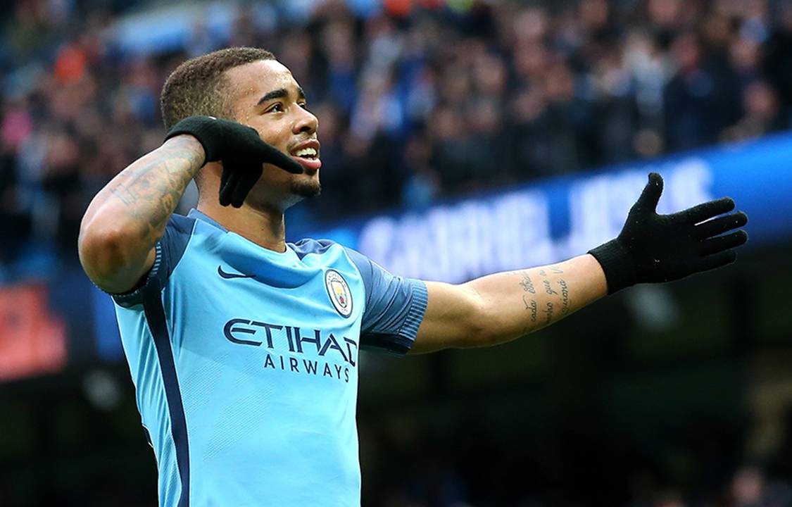 Gabriel Jesus comemora vitória após partida entre Manchester City e Swansea City, em Manchester, Inglaterra