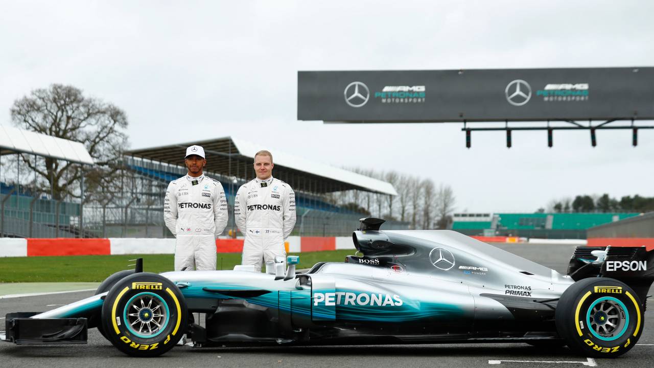 Lewis Hamilton e Valtteri Bottas apresentam novo carro da Mercedes