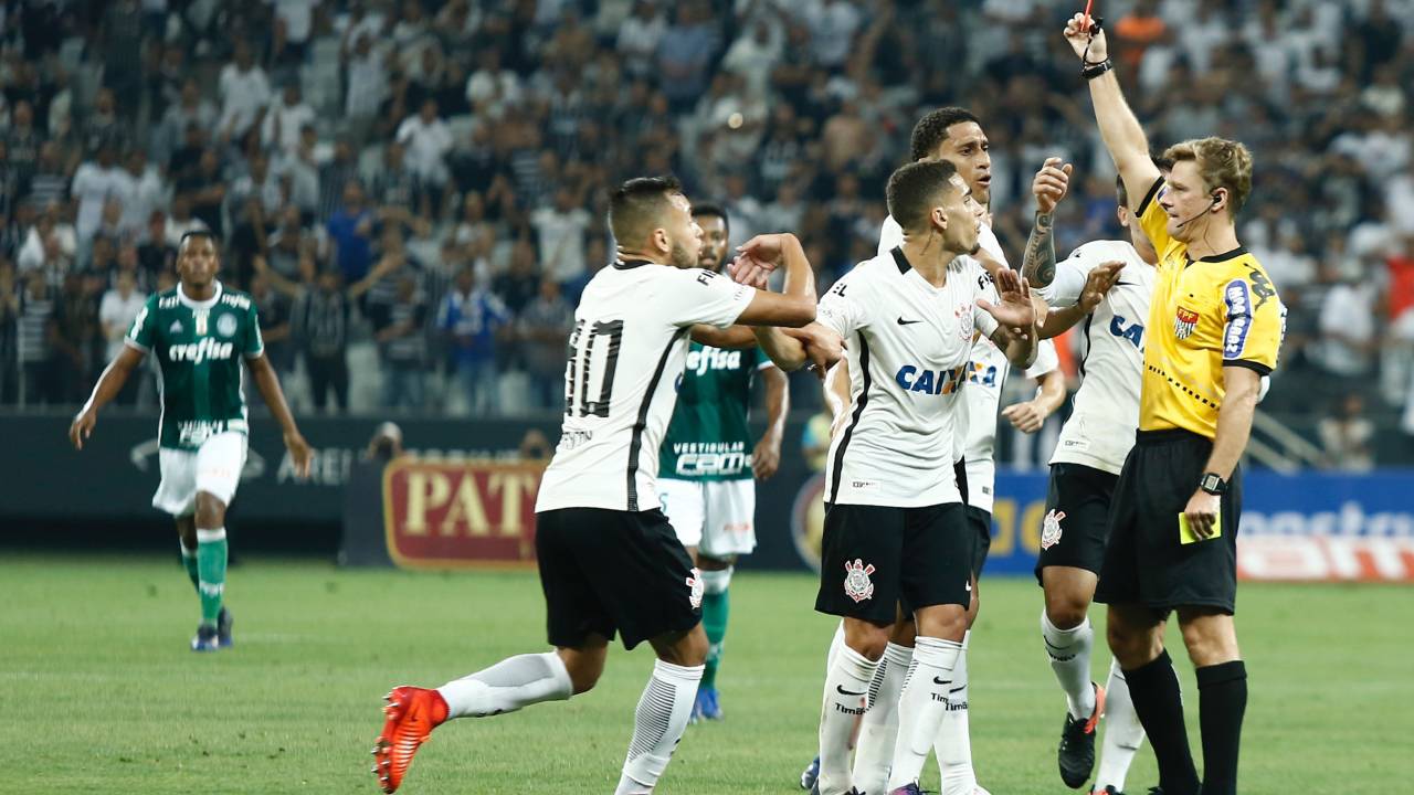 Árbitro Thiago Duarte Peixoto expulsa Gabriel do Corinthians