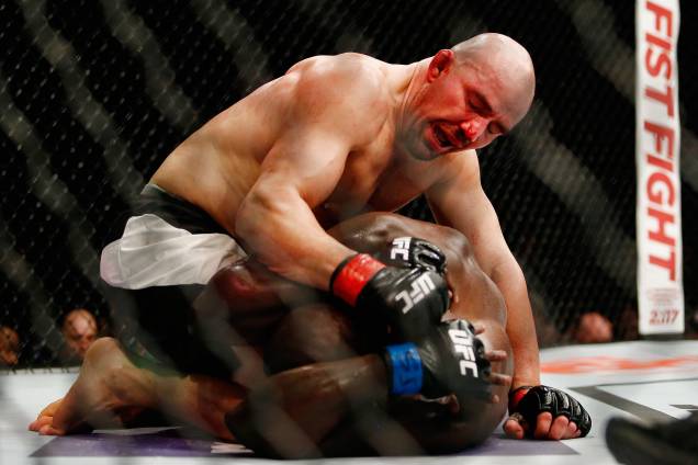 O brasileiro Glover Teixeira durante luta contra o americano Jared Cannonier no UFC 208 em Nova York O brasileiro Glover Teixeira durante luta contra o americano Jared Cannonier no UFC 208 em Nova York