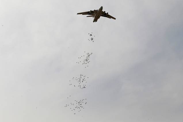 Avião do Programa Mundial de Alimentação da ONU despeja sacos com alimentos, no Sudão do Sul Avião do Programa Mundial de Alimentação da ONU despeja sacos com alimentos, no Sudão do Sul