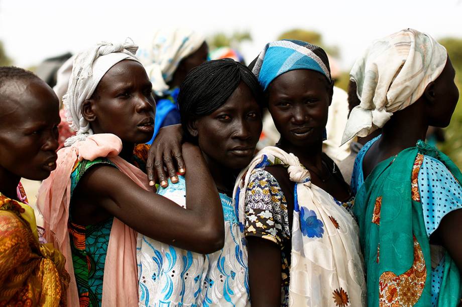 Mulheres fazem fila para se consultarem em posto de saúde da Unicef, no Sudão do Sul