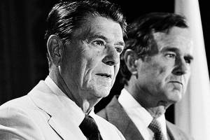 Os ex-presidentes George H. W. Bush (pai) e Ronald Reagan Os ex-presidentes George H. W. Bush (pai) e Ronald Reagan