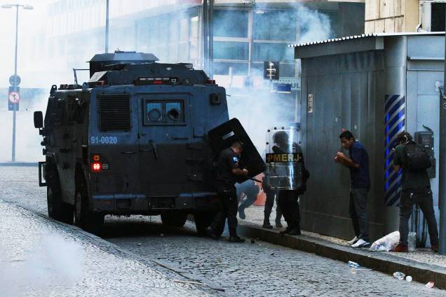 Funcionários públicos estaduais entram em confronto com policiais durante protesto em frente à Assembleia Legislativa (Alerj), centro do Rio de Janeiro (RJ) - 09/02/2017 Funcionários públicos estaduais entram em confronto com policiais durante protesto em frente à Assembleia Legislativa (Alerj), centro do Rio de Janeiro (RJ) - 09/02/2017