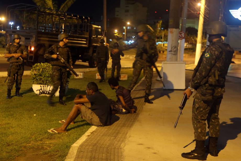 Oficiais do exército prendem dois homens suspeitos de roubarem lojas em Vitória, no Espírito Santo. O estado enfrenta uma grave crise de segurança pública devido à paralisação dos policiais militares que reivindicam reajuste salarial e melhores condições de trabalho - 07/02/2017