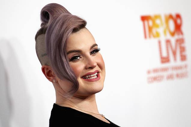 A atriz Kelly Osbourne usa óleo de coco como maquiagem. Segundo ela o produto funciona como um iluminador natural e é usado nas maçãs do rosto. A atriz Kelly Osbourne usa óleo de coco como maquiagem. Segundo ela o produto funciona como um iluminador natural e é usado nas maçãs do rosto.