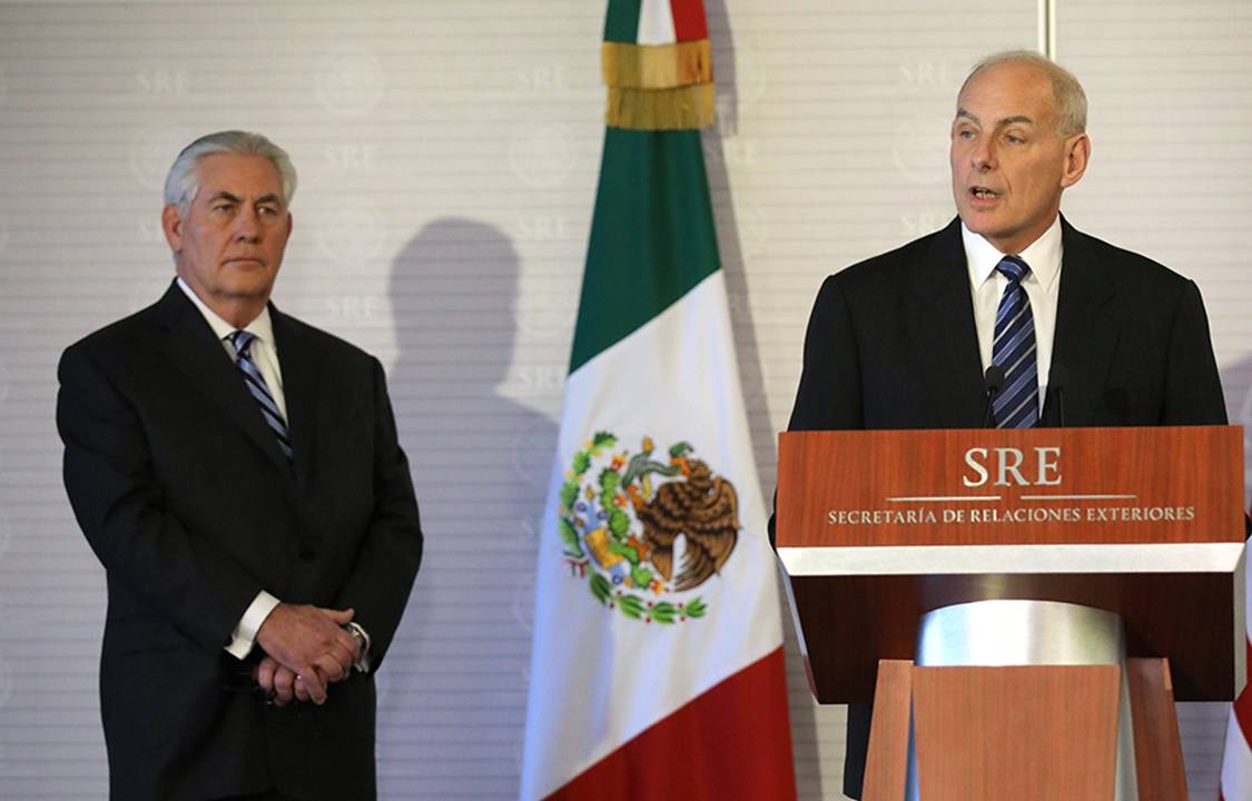 Secretário de Segurança Nacional dos Estados Unidos, John Kelly, discursa acompanhado do Secretário de Estado dos Estados Unidos, Rex Tillerson, na Cidade do México