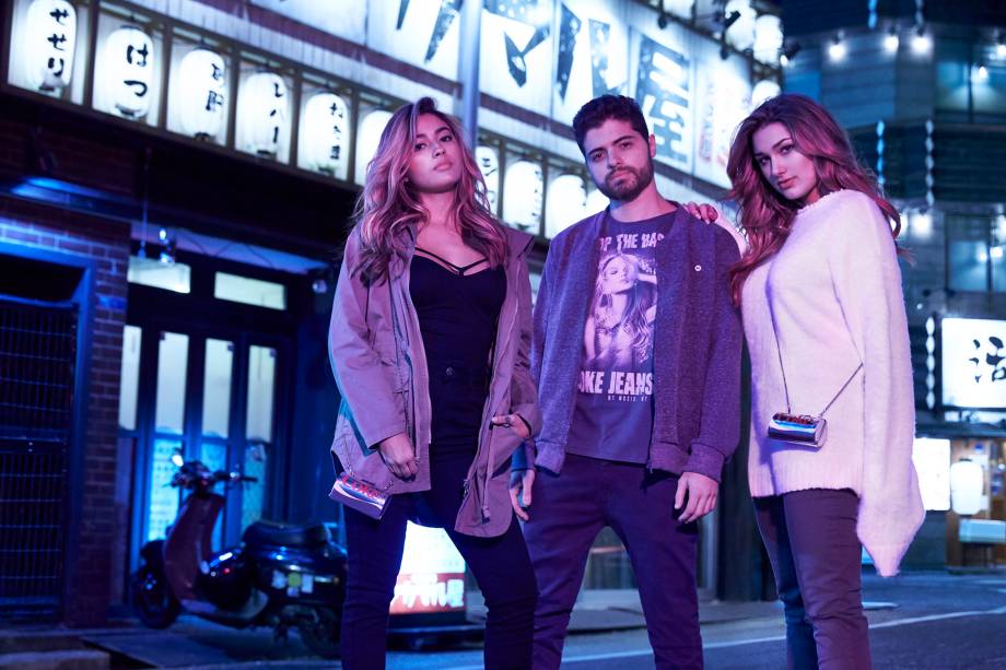 Carol Oliveira e Dj Dux vestem a linha de inverno da Coca-Cola Jeans e Sasha Meneghel usa peças que ela assinou para a marca