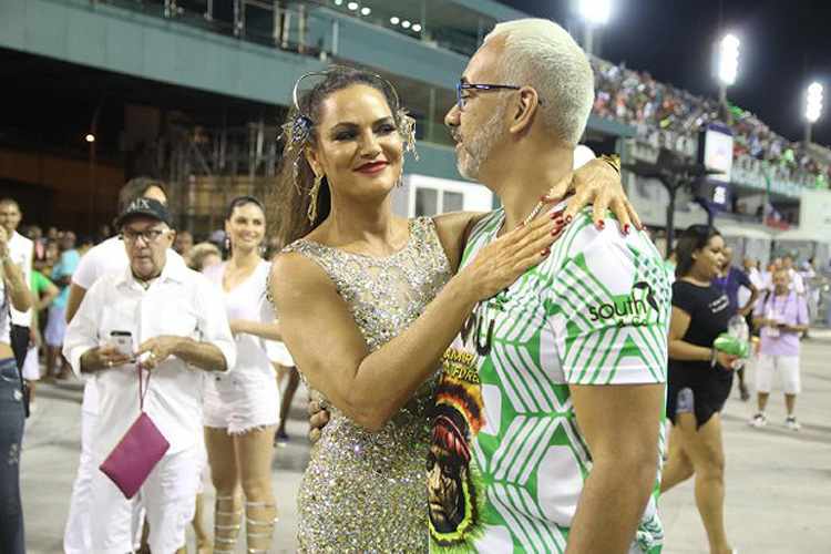 Luiza Brunet com o carnavalesco Cahê Rodrigues na Marquês de Sapucaí, no Rio