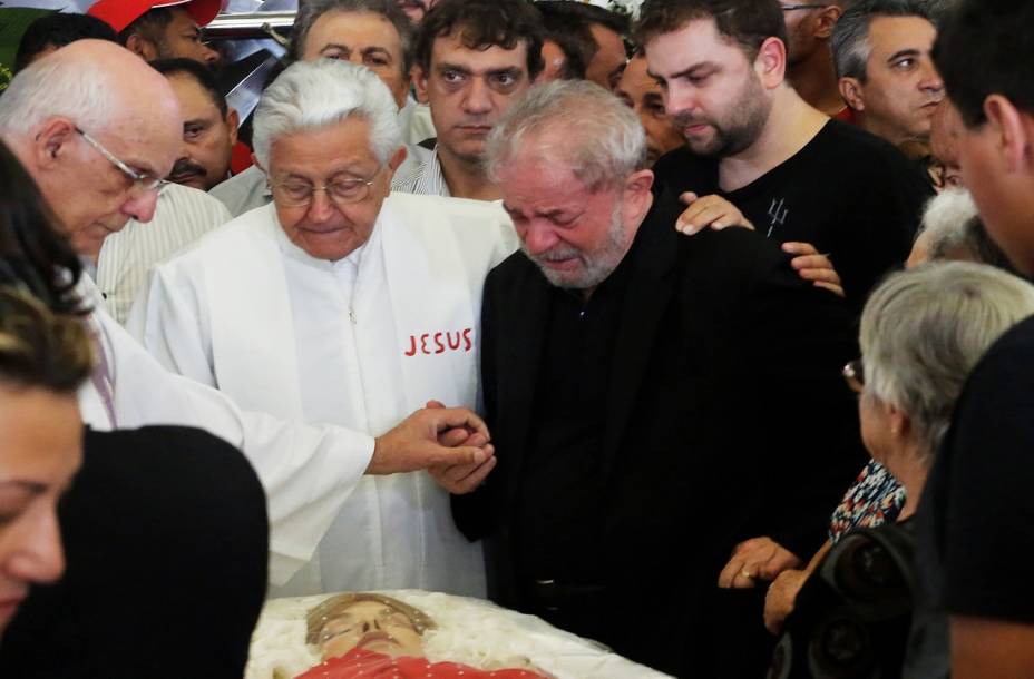 Lula se emociona durante velório de sua esposa, Marisa Letícia, no Sindicato dos Metalúrgicos em São Bernardo do Campo.