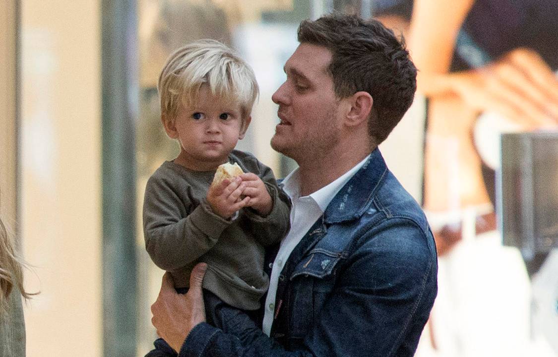 Michael Bublé com o filho, Noah, no colo, durante passeio em Madrid, na Espanha