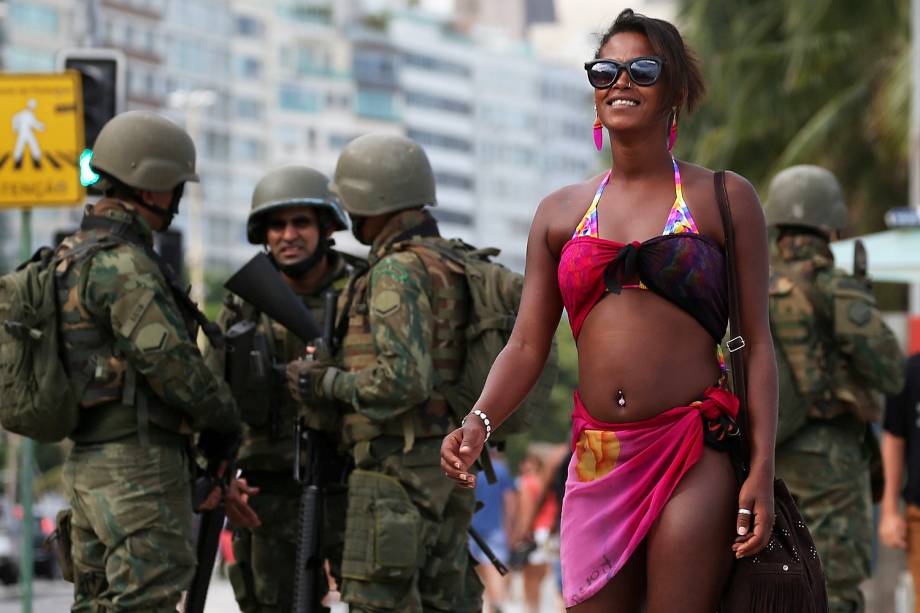 Militares das Forças Armadas e da Força Nacional reforçam o policiamento nas praias e ruas do Centro do Rio de Janeiro - 14/02/2017