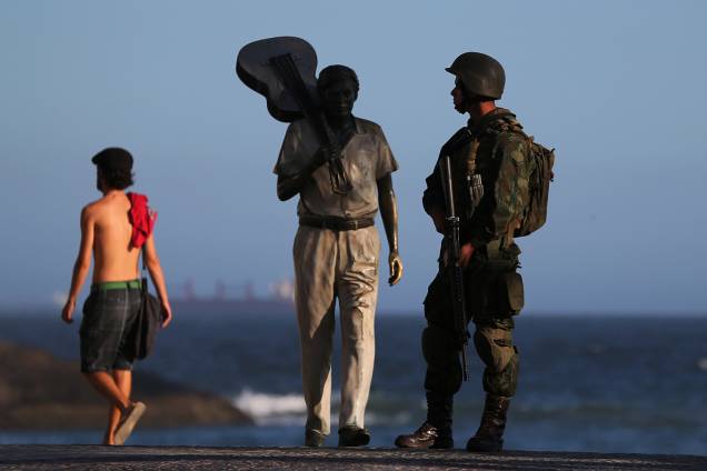 Militares das Forças Armadas e da Força Nacional reforçam o policiamento nas praias e ruas do Centro do Rio de Janeiro - 14/02/2017 Militares das Forças Armadas e da Força Nacional reforçam o policiamento nas praias e ruas do Centro do Rio de Janeiro - 14/02/2017