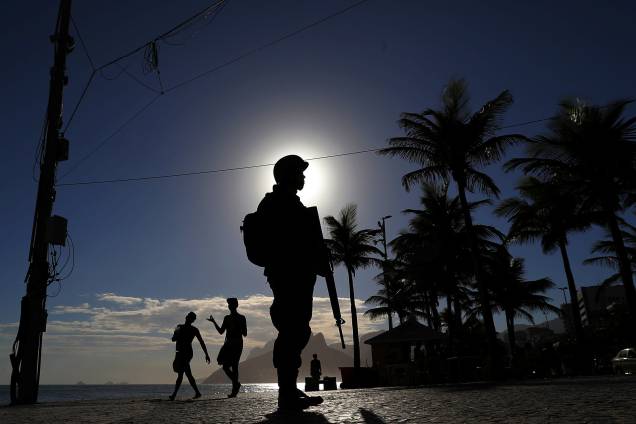 Militares das Forças Armadas e da Força Nacional reforçam o policiamento nas praias e ruas do Centro do Rio de Janeiro - 14/02/2017 Militares das Forças Armadas e da Força Nacional reforçam o policiamento nas praias e ruas do Centro do Rio de Janeiro - 14/02/2017