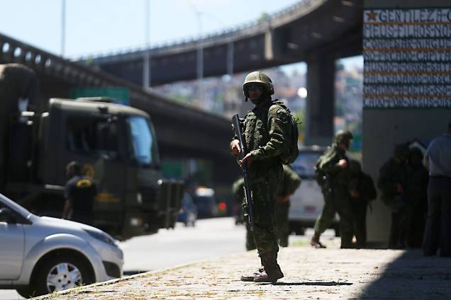 Militares das Forças Armadas e da Força Nacional reforçam a segurança no Rio de Janeiro - 15/02/2017 Militares das Forças Armadas e da Força Nacional reforçam a segurança no Rio de Janeiro - 15/02/2017