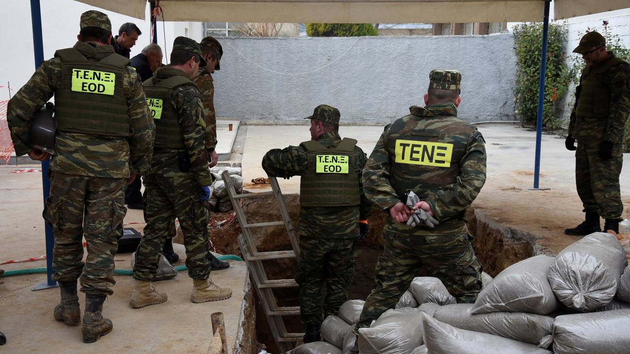Exército grego tenta desarmar bomba da Segunda Guerra Mundial