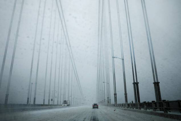 Carro atravessa a ponte George Washington, que liga Nova Jersey à cidade de Nova York, durante nevasca-09/02/2017 Carro atravessa a ponte George Washington, que liga Nova Jersey à cidade de Nova York, durante nevasca-09/02/2017