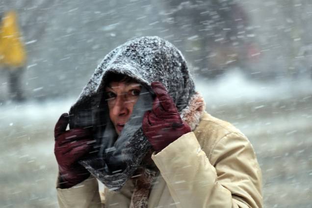 Uma mulher se protege da neve com seu cachecol-09/02/2017 Uma mulher se protege da neve com seu cachecol-09/02/2017