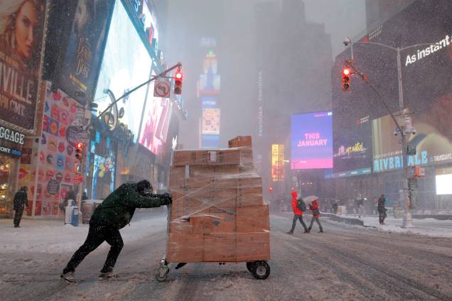 Entregador tenta carregar suas encomendas na Times Square em Manhattan, NY-09/02/2017 Entregador tenta carregar suas encomendas na Times Square em Manhattan, NY-09/02/2017