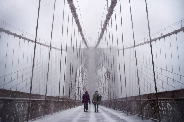 Pessoas atravessam a ponte do Brooklyn durante a nevasca - 09/02/2017 Pessoas atravessam a ponte do Brooklyn durante a nevasca - 09/02/2017