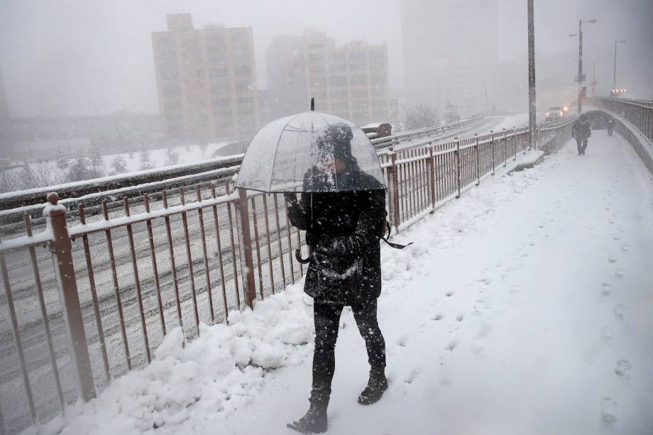Pedestre atravessa a ponte do Brooklyn durante a nevasca - 09/02/2017
