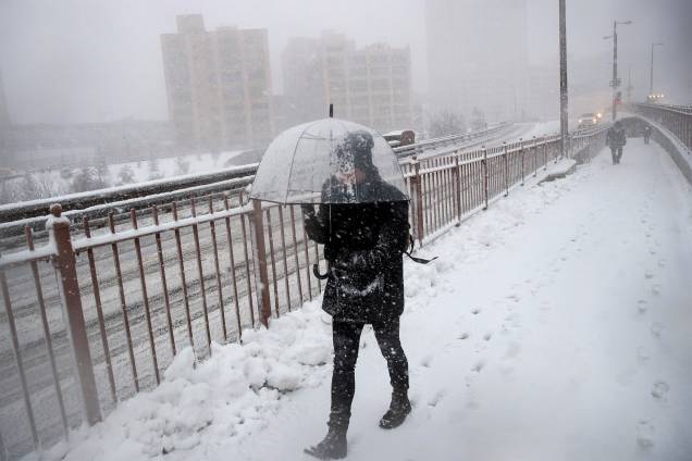 Pedestre atravessa a ponte do Brooklyn durante a nevasca - 09/02/2017 Pedestre atravessa a ponte do Brooklyn durante a nevasca - 09/02/2017