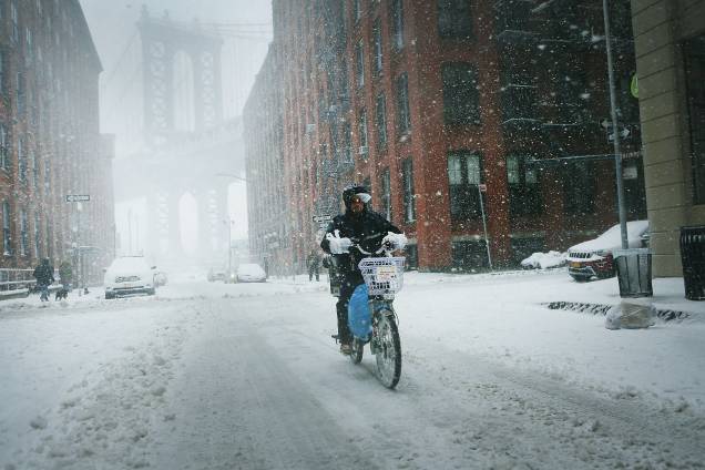 Um entregador atravessa a neve com sua bicicleta -09/02/2017 Um entregador atravessa a neve com sua bicicleta -09/02/2017