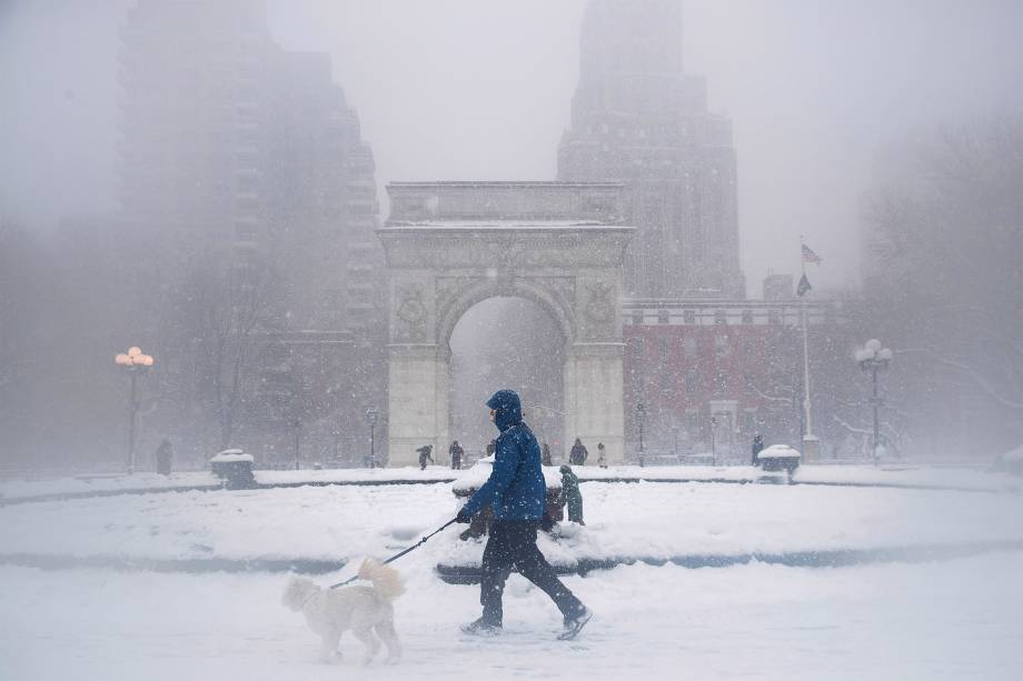 Homem passeia com seu cachorro no Washington Square Park - 09/02/2017