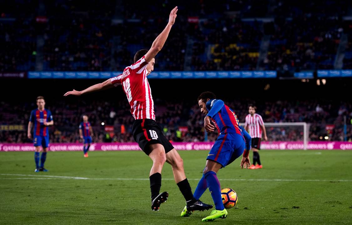 Neymar e Oscar de Marcos disputam bola durante partida entre Barcelona e Clube Atlético do estádio do Camp Nou, em Barcelona, Espanha
