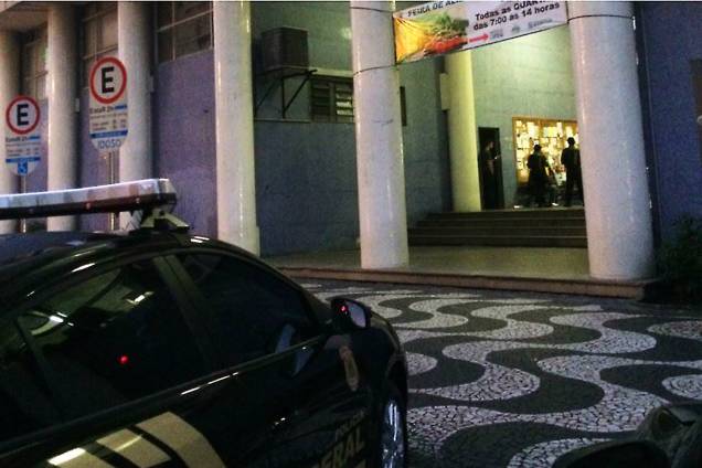 Polícia Federal deflagra operação Research para combater desvio de recursos públicos na Universidade Federal do Paraná Polícia Federal deflagra operação Research para combater desvio de recursos públicos na Universidade Federal do Paraná