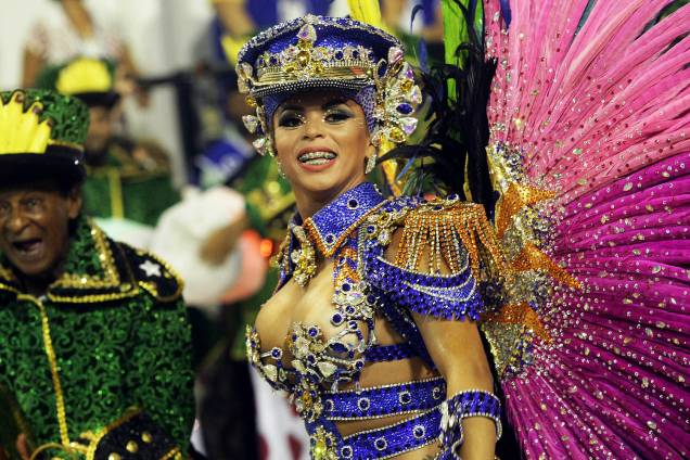 A rainha de bateria da Paraíso do Tuiuti, Caroline Marins, durante a primeira noite de desfiles na Marquês de Sapucaí - 26/02/2017 A rainha de bateria da Paraíso do Tuiuti, Caroline Marins, durante a primeira noite de desfiles na Marquês de Sapucaí - 26/02/2017
