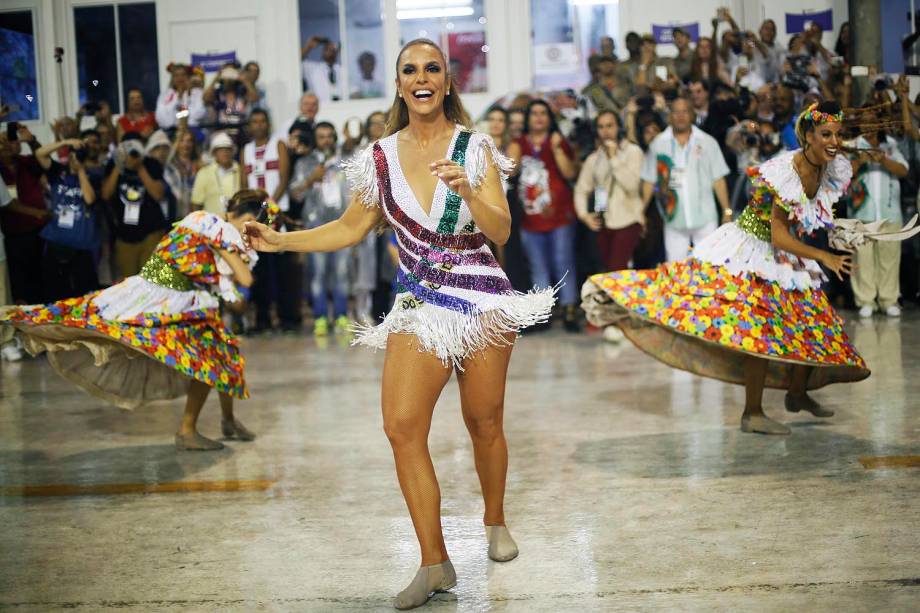 Com o enredo ' Ivete do rio ao Rio', a escola de samba Acadêmicos do Grande Rio desfila no Sambódromo da Marquês de Sapucaí, no Rio de Janeiro (RJ) - 26/02/2017