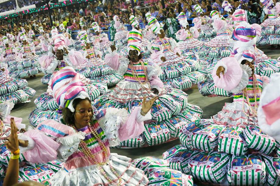 Com o enredo 'Só com a ajuda do santo', a escola de samba Estação Primeira de Mangueira desfila no Sambódromo da Marquês de Sapucaí, no Rio de Janeiro (RJ) - 28/02/2017