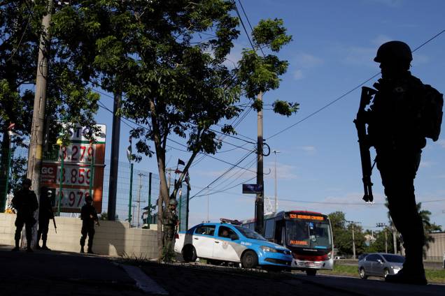 Soldados do exército patrulham avenidas no Rio Soldados do exército patrulham avenidas no Rio