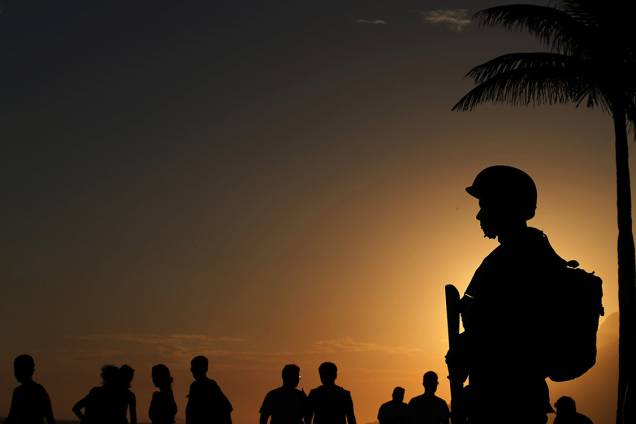 Soldados do exército patrulham praia do Arpoador, no Rio Soldados do exército patrulham praia do Arpoador, no Rio