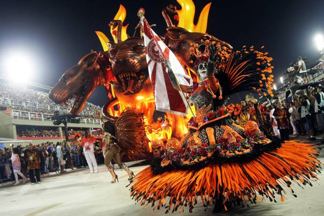 Com o enredo 'A divina comédia do carnaval', a escola de samba Acadêmicos do Salgueiro desfila no Sambódromo da Marquês de Sapucaí, no Rio de Janeiro (RJ) - 27/02/2017 Com o enredo 'A divina comédia do carnaval', a escola de samba Acadêmicos do Salgueiro desfila no Sambódromo da Marquês de Sapucaí, no Rio de Janeiro (RJ) - 27/02/2017
