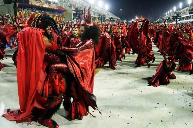 Com o enredo 'A divina comédia do carnaval', a escola de samba Acadêmicos do Salgueiro desfila no Sambódromo da Marquês de Sapucaí, no Rio de Janeiro (RJ) - 27/02/2017 Com o enredo 'A divina comédia do carnaval', a escola de samba Acadêmicos do Salgueiro desfila no Sambódromo da Marquês de Sapucaí, no Rio de Janeiro (RJ) - 27/02/2017