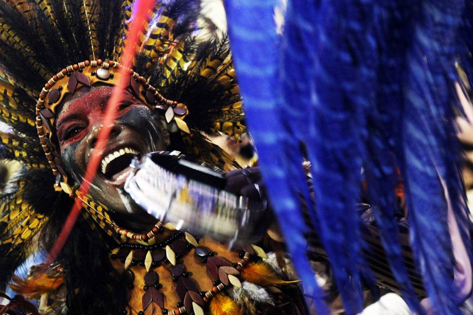 Com o enredo 'A virgem dos lábios de mel - Iracema', a escola de samba Beija-Flor de Nilópolis desfila no Sambódromo da Marquês de Sapucaí, no Rio de Janeiro (RJ) - 27/02/2017