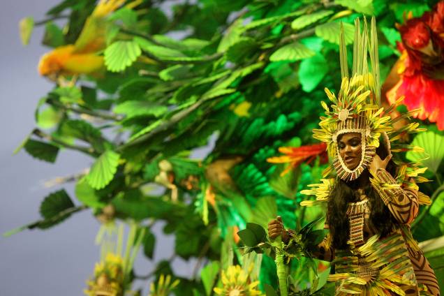 Com o enredo 'A virgem dos lábios de mel - Iracema', a escola de samba Beija-Flor de Nilópolis desfila no Sambódromo da Marquês de Sapucaí, no Rio de Janeiro (RJ) - 27/02/2017 Com o enredo 'A virgem dos lábios de mel - Iracema', a escola de samba Beija-Flor de Nilópolis desfila no Sambódromo da Marquês de Sapucaí, no Rio de Janeiro (RJ) - 27/02/2017