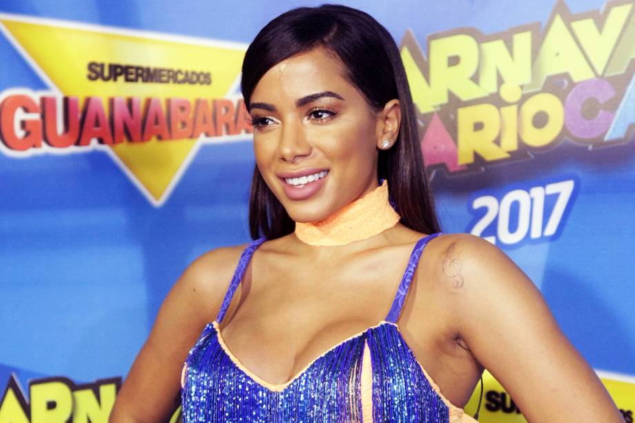 A cantora Anitta posa para fotos no Camarote Guanabara - 27/02/2017