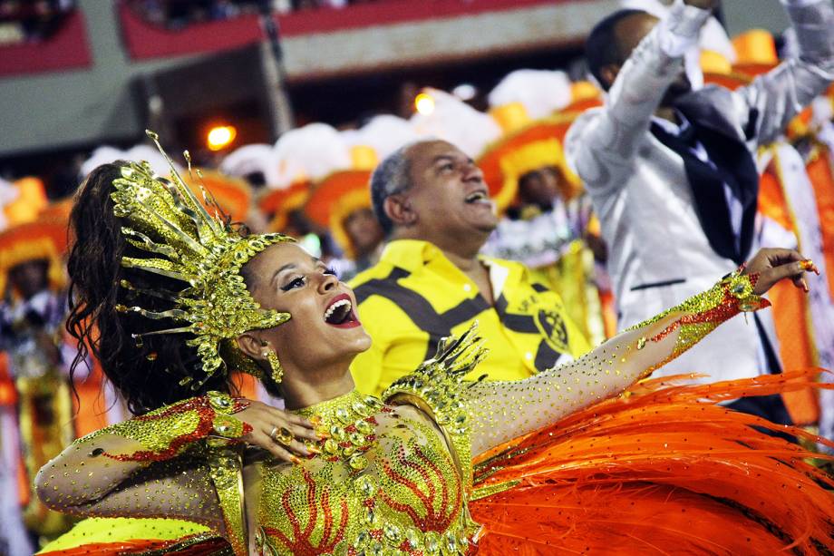 A rainha de bateria da São Clemente, Raphaela Gomes, durante a segunda noite de desfiles na Marquês de Sapucaí - 28/02/2017