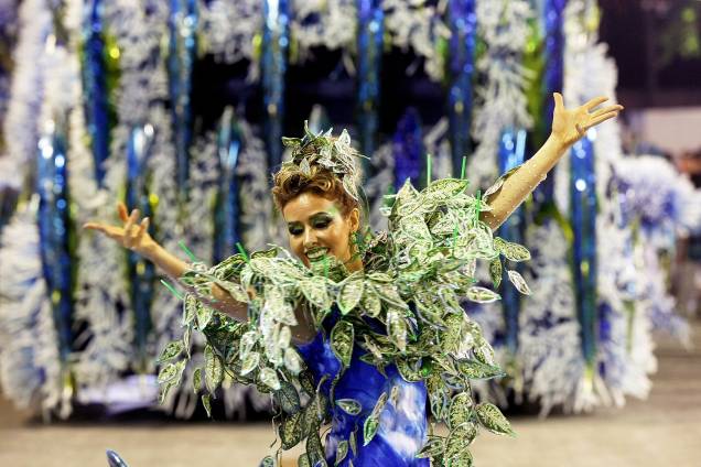 Com o enredo 'Quem nunca sentiu o corpo arrepiar ao ver esse rio passar', a escola de samba Portela desfila no Sambódromo da Marquês de Sapucaí, no Rio de Janeiro (RJ) - 28/02/2017 Com o enredo 'Quem nunca sentiu o corpo arrepiar ao ver esse rio passar', a escola de samba Portela desfila no Sambódromo da Marquês de Sapucaí, no Rio de Janeiro (RJ) - 28/02/2017