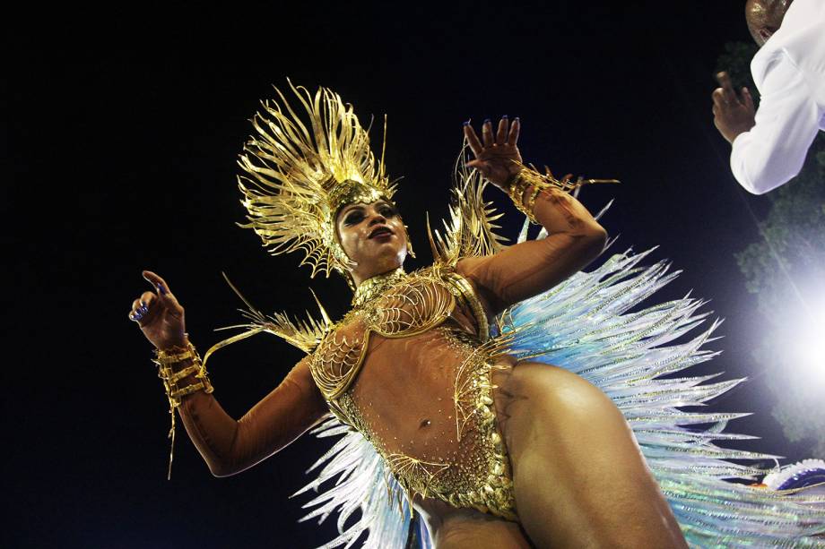 A rainha de bateria da Portela, Bianca Monteiro, durante a segunda noite de desfiles na Marquês de Sapucaí - 28/02/2017