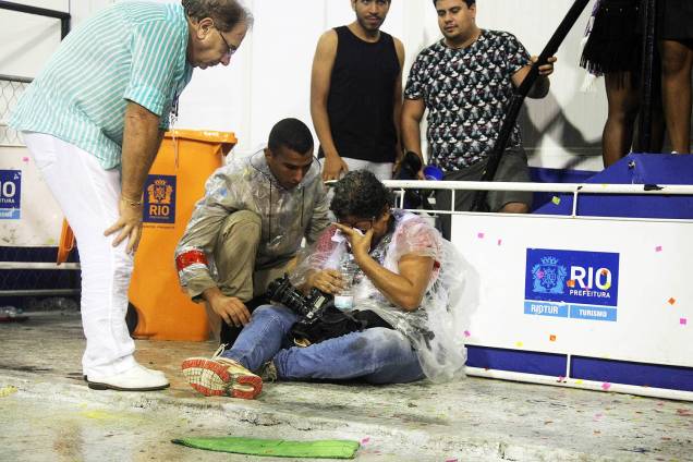 Ao menos quatro pessoas ficam feridas em acidente com carro alegórico da Paraíso do Tuiuti, durante desfile no Sambódromo da Marquês de Sapucaí, no Rio de Janeiro (RJ) - 26/02/2017 Ao menos quatro pessoas ficam feridas em acidente com carro alegórico da Paraíso do Tuiuti, durante desfile no Sambódromo da Marquês de Sapucaí, no Rio de Janeiro (RJ) - 26/02/2017