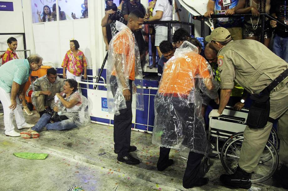 Ao menos quatro pessoas ficam feridas em acidente com carro alegórico da Paraíso do Tuiuti, durante desfile no Sambódromo da Marquês de Sapucaí, no Rio de Janeiro (RJ) - 26/02/2017