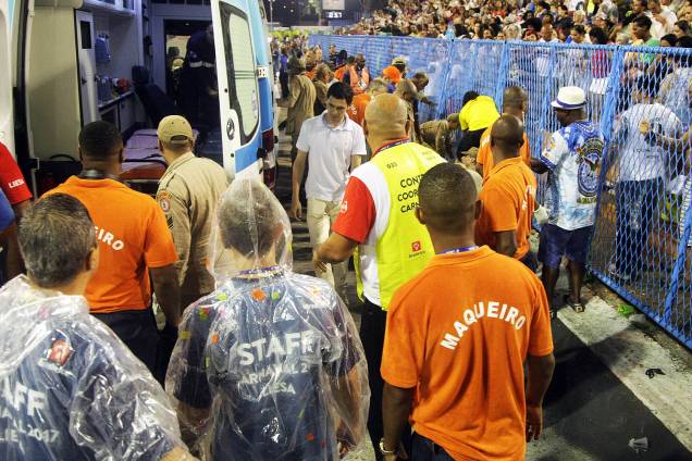 Ao menos quatro pessoas ficam feridas em acidente com carro alegórico da Paraíso do Tuiuti, durante desfile no Sambódromo da Marquês de Sapucaí, no Rio de Janeiro (RJ) - 26/02/2017 Ao menos quatro pessoas ficam feridas em acidente com carro alegórico da Paraíso do Tuiuti, durante desfile no Sambódromo da Marquês de Sapucaí, no Rio de Janeiro (RJ) - 26/02/2017